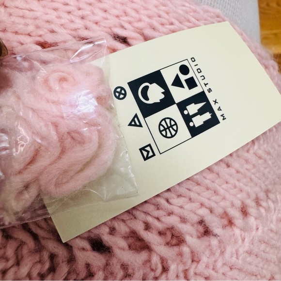 Max Studio Pink V-Neck Sweater with Intricate Knit - Picture 5 of 5